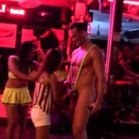 Polizei Jagd einen Ausländer, der die Damen am Strand mit Falschgeld bezahlt