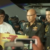 Jackie Chan spendet 2,4 Millionen Baht für die Flutopfer im Süden