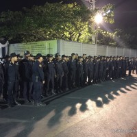 Rund 2.000 Polizei und DSI Beamte haben den Wat Dhammakaya umstellt