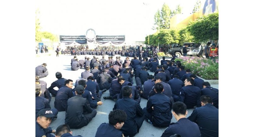 Hunderte Polizeibeamte blockieren erneut den Wat Dhammakaya