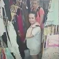Zwei ausländische Frauen beim Stehlen von Sicherheitskamera gefilmt