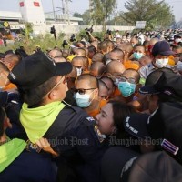 Dhammakaya Mönche durchbrechen die Blockaden der Polizei