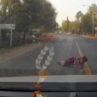 Autofahrer warnen vor einer betrügerischen thailändischen Oma