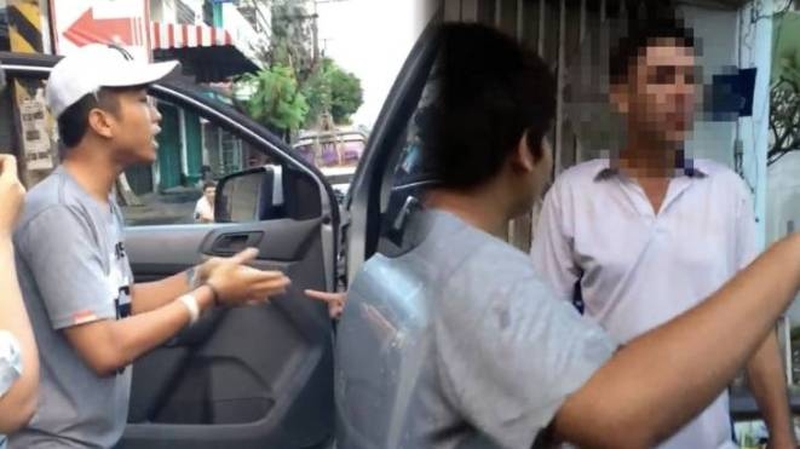 Junge Thais helfen einem Ausländer nach einem Diebstahl durch einen Ladyboy