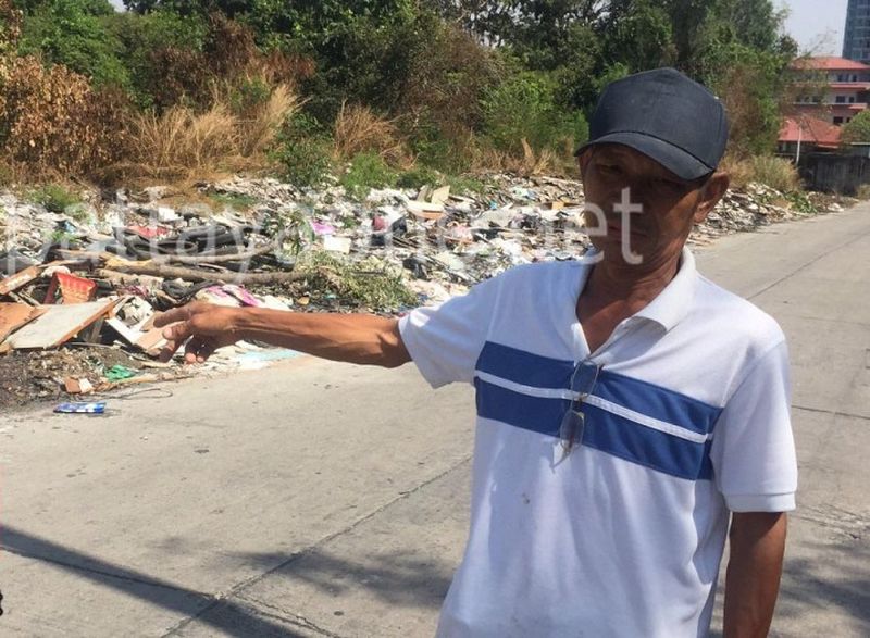 Anwohner beschweren sich über riesigen Müllhaufen neben dem Rathaus