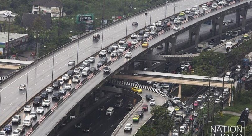 Sommerregen sorgt am Montagmorgen für Verkehrstaus in Bangkok