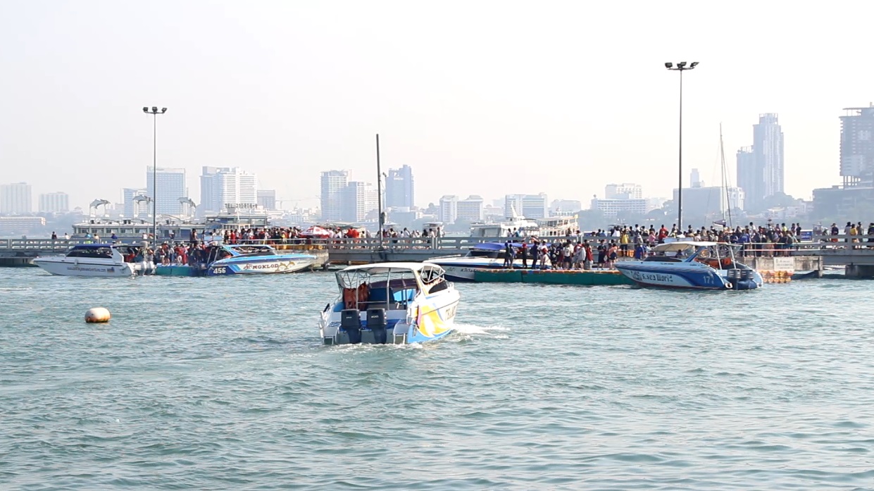 Touristen beschweren sich über die schwimmenden Docks im Bali Hai Hafen