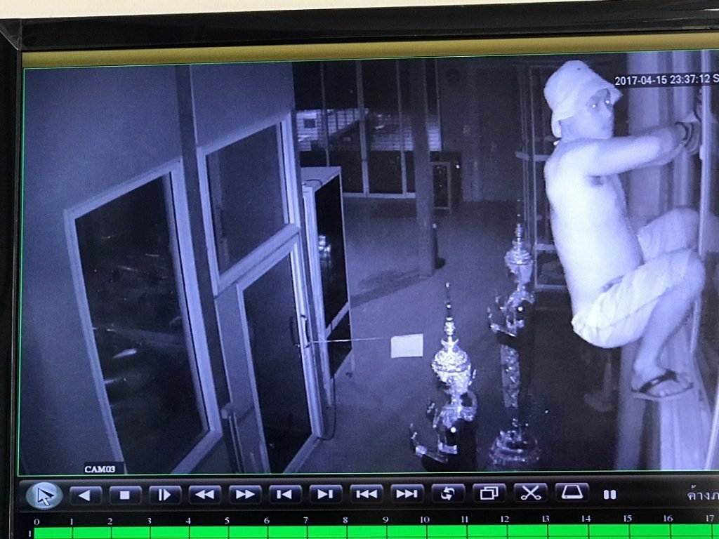 Thai plündert eine Buddha Statue und wird dabei gefilmt