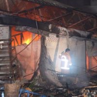 Feuer verwüstet den berühmten Grenz Markt von Rong Klua