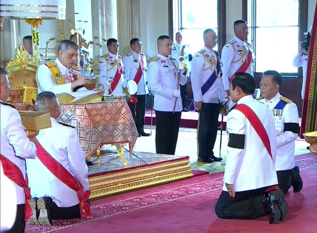 Seine Majestät König Maha Vajiralongkorn unterzeichnet die neue Verfassung