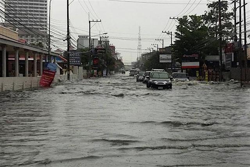 Pattaya nach nur einer Stunde Regen erneut überschwemmt