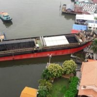 Vietnamesisches Frachtschiff zerstört zwei Häuser und zwei Restaurants in Samut Prakan