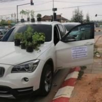 Frau will ihren BMW X1 mit dem Vorschlaghammer zerstören