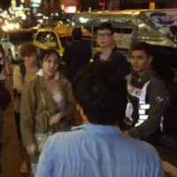 Bahtbus Fahrer in Pattaya will chinesische Touristen abzocken