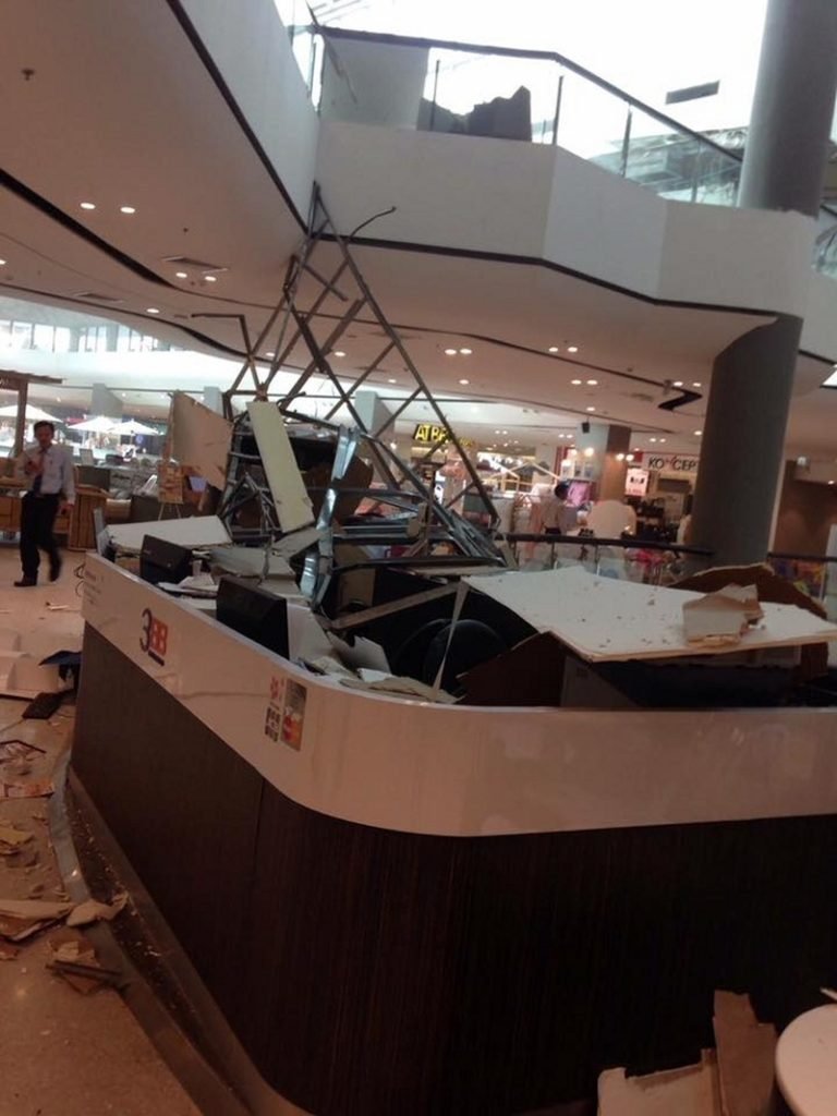 Decke im Central Plaza Pinklao eingestürzt