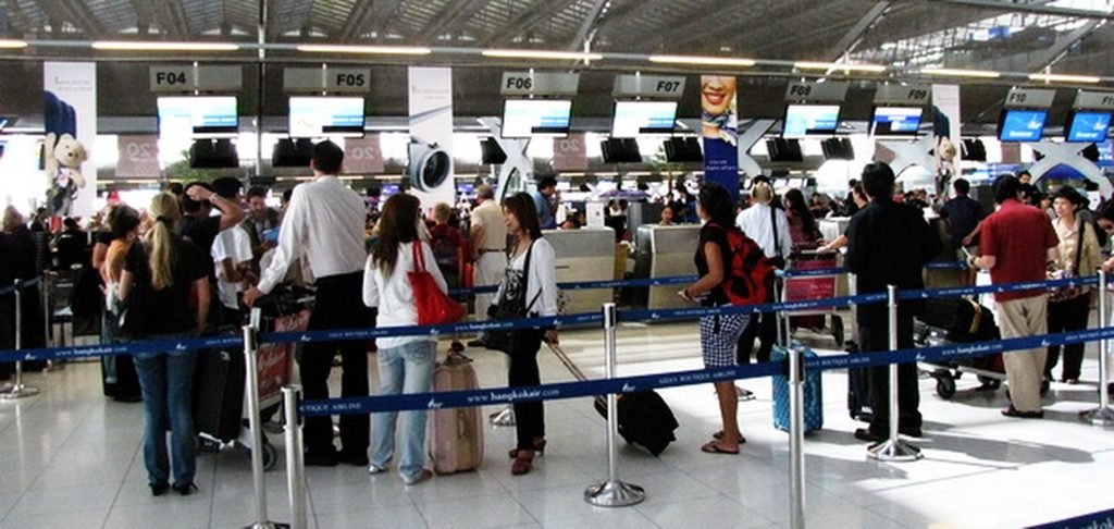 Flughafen Sicherheitsdienst warnt Touristen beim Check-in wachsam zu sein