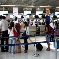 Flughafen Sicherheitsdienst warnt Touristen beim Check-in wachsam zu sein