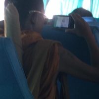 Mönch schaut sich Porno in einem öffentlichen Bus an