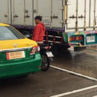 Gewalttätiger Motorradfahrer greift hilfsbereite Taxifahrerin an