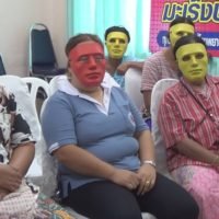 Krankenhaus verteilt zum Schutz für Frauen Pappmasken