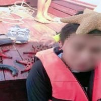 Reiseleiter ermutigt seine Gruppe zu Selfies mit Seesternen