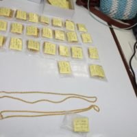 Bande verkauft auf Phuket in einem Monat gefälschte Goldketten für vier Millionen Baht