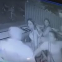 Ausländer greift eine thailändische Frau außerhalb einer Bar an