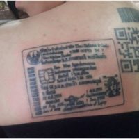 Frau lässt sich ihre ID-Karte auf den Rücken tätowieren