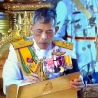 Deutsche „Lausbuben“ schießen mit Soft Air Pistole auf den thailändischen König Rama X