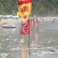 Riesiger Müll am Strand auf Phuket ist normal, sagt der Bürgermeister