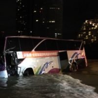 Tourbus landet mit 34 Passagieren im Meer vor Pattaya