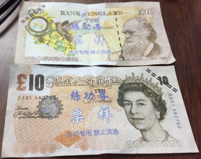 Zwei Touristen betrügen Songtheaw Fahrer mit gefälschten britischen Pfund