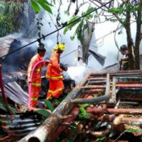 Zwei Feuer auf Phuket zerstören gleich fünf Häuser