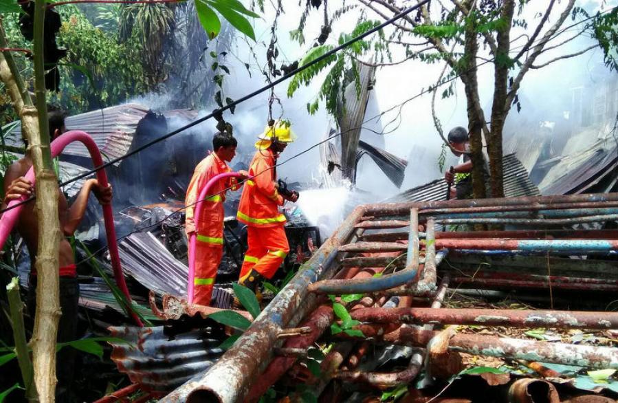 Zwei Feuer auf Phuket zerstören gleich fünf Häuser
