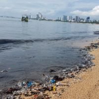 Bürger und Touristen sind empört über erneutes Abwasserleck und stinkendes Wasser vor Pattaya