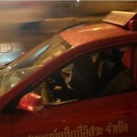 Thai Frau wegen angeblich schlechtem Atem aus dem Taxi geworfen