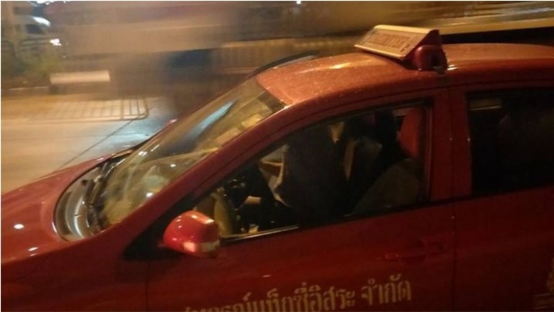 Thai Frau wegen angeblich schlechtem Atem aus dem Taxi geworfen