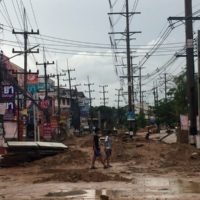 Die Siam County Club Straße erstickt im Schlamm