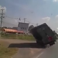 Mal wieder ein LKW, der ein „klein wenig“ überladen war.