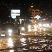 Starker Regen verursacht Chaos und Überschwemmungen auf Pattayas Straßen