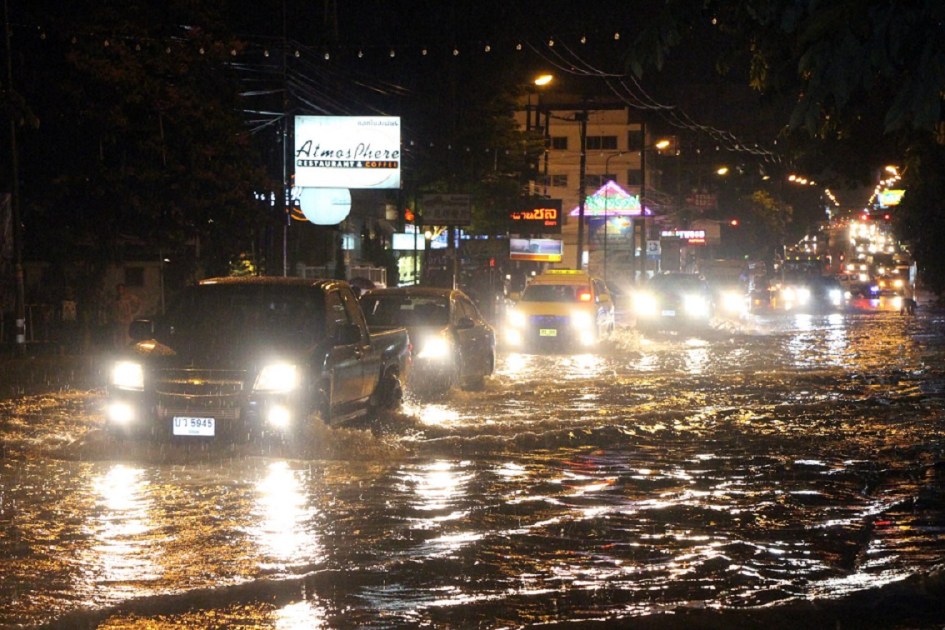 Starker Regen verursacht Chaos und Überschwemmungen auf Pattayas Straßen