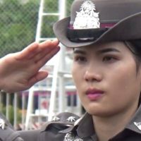 Ein weiblicher Drill Unteroffizier hat alle Polizisten im Griff