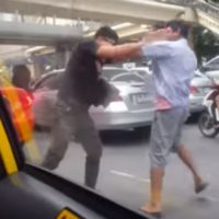 Zwei Bangkoker Taxifahrer wollen ihr Recht mit den Fäusten durchsetzen