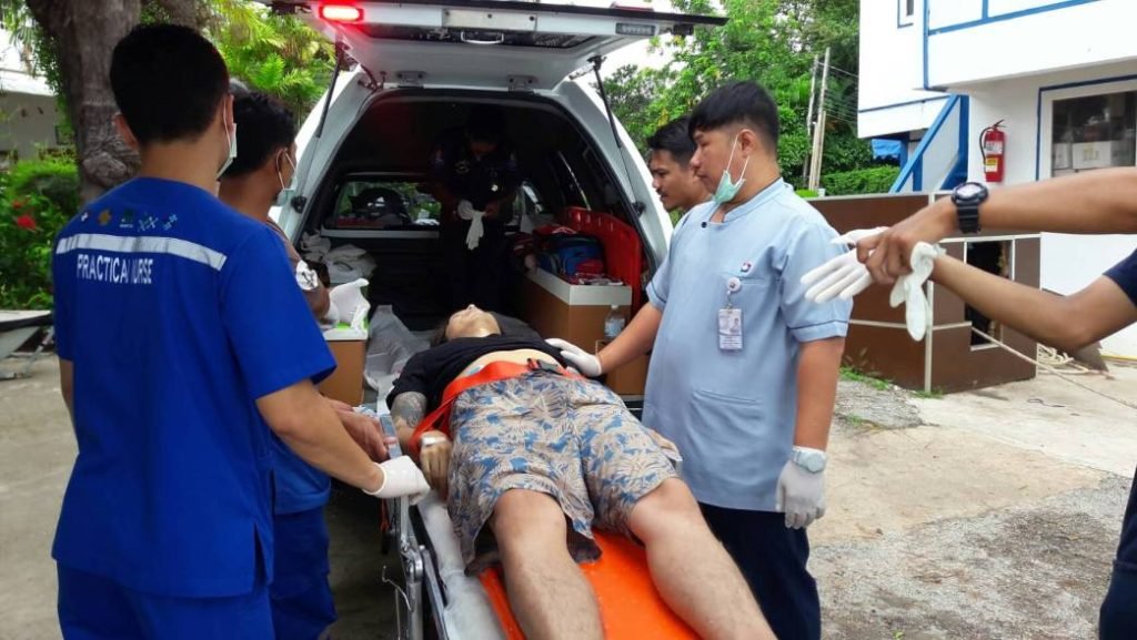 Ausländer kämpft nach seiner Rettung vor dem Ertrinken um sein Leben