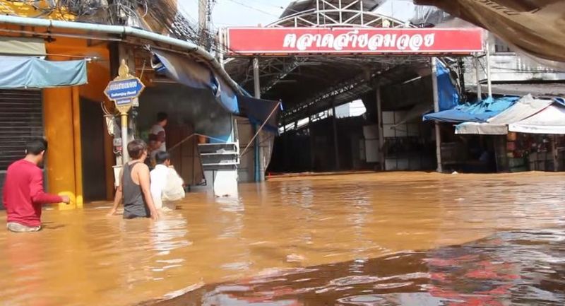 Schwerer Regen überschwemmt den Grenzmarkt in Chiang Rai