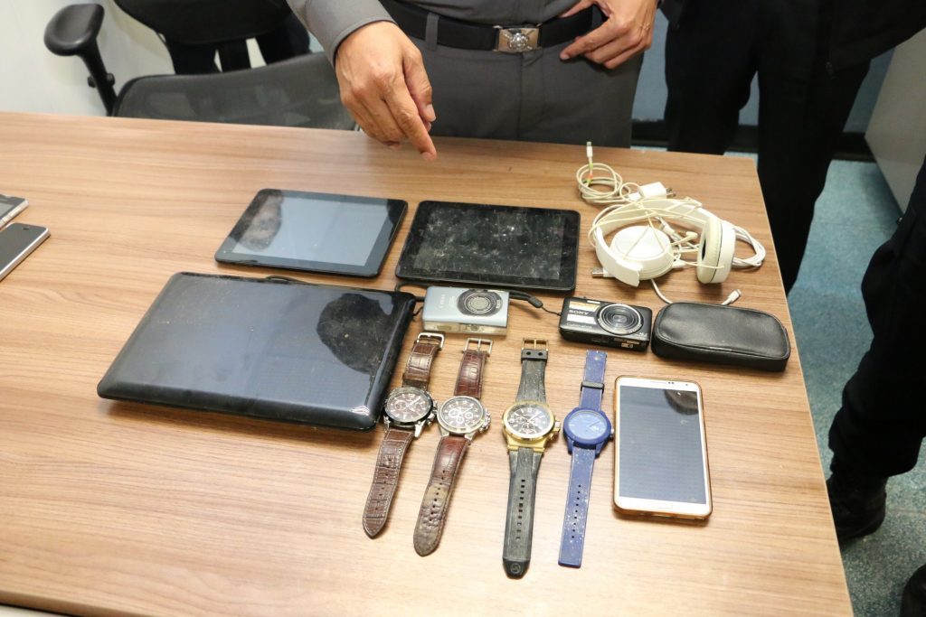 Gepäckmitarbeiter am Flughafen Phuket wegen Diebstahl verhaftet