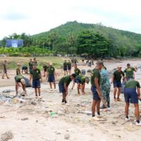 Marine startet eine Müllreinigung Aktion am Had Tien Strand