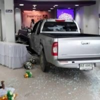 Außer Kontrolle geratener Pickup rast in eine Bank