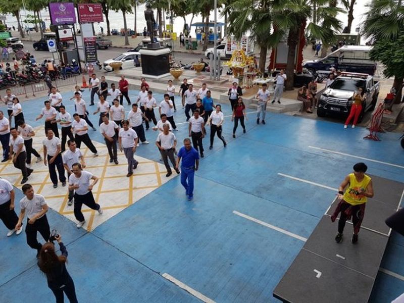Polizei in Pattaya verbessert durch Zumba ihre Leistung