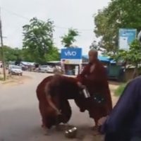 Mönche prügeln sich vor laufender Kamera auf der Straße